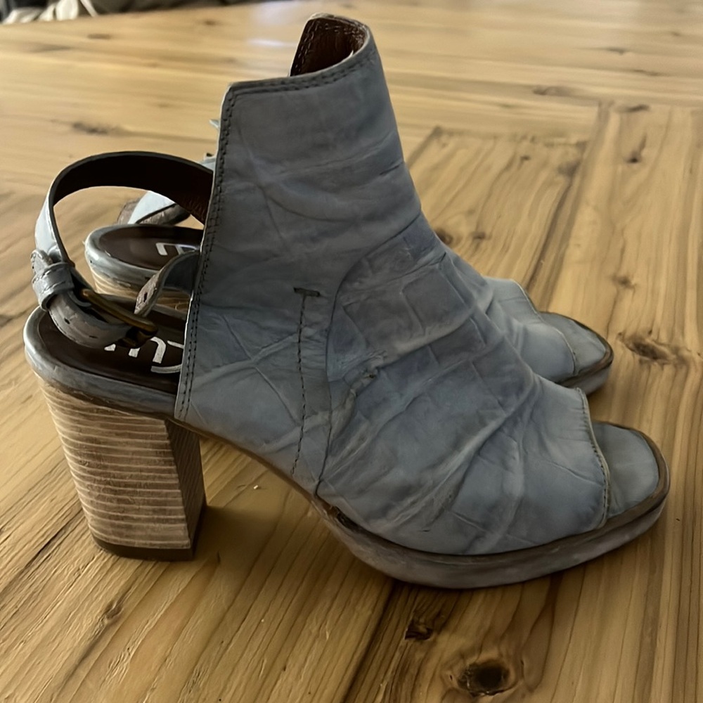 2.5 inch heeled sandal